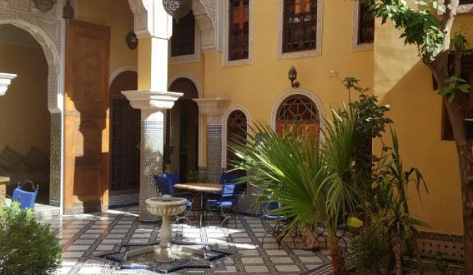 Riad Layalina Fes 7 Chambres & 18 Personnes Piscine, Parking, Vue & Wifi au Pied Medina