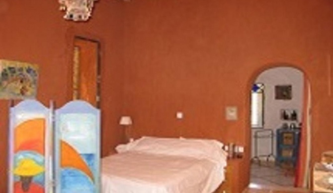 Room in Guest room - Charming guest house with pool for 6 people