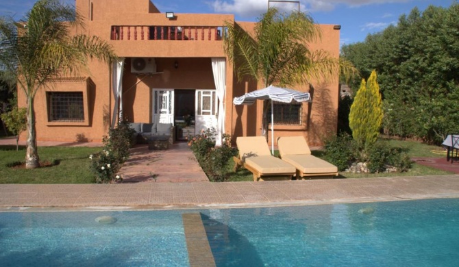 Jolie villa moderne avec piscine privée.