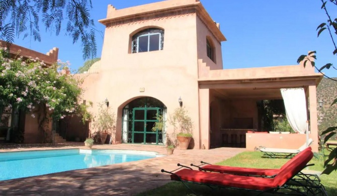 Magnifique villa avec piscine et vue à 360° à 1H de Marrakech